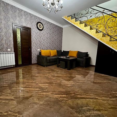 New , Comfortable 3 Bedroom House Jereván Kültér fotó