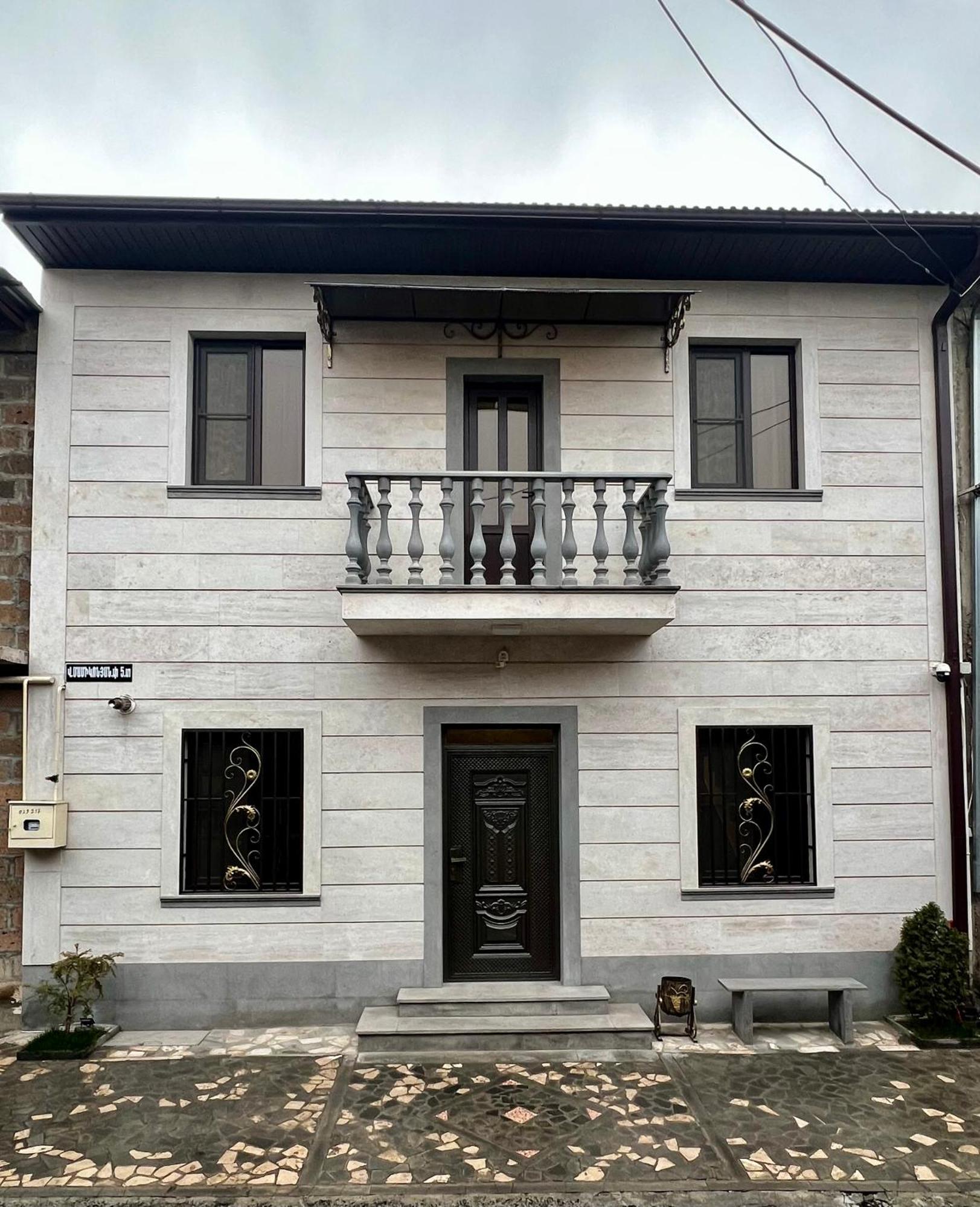 New , Comfortable 3 Bedroom House Jereván Kültér fotó