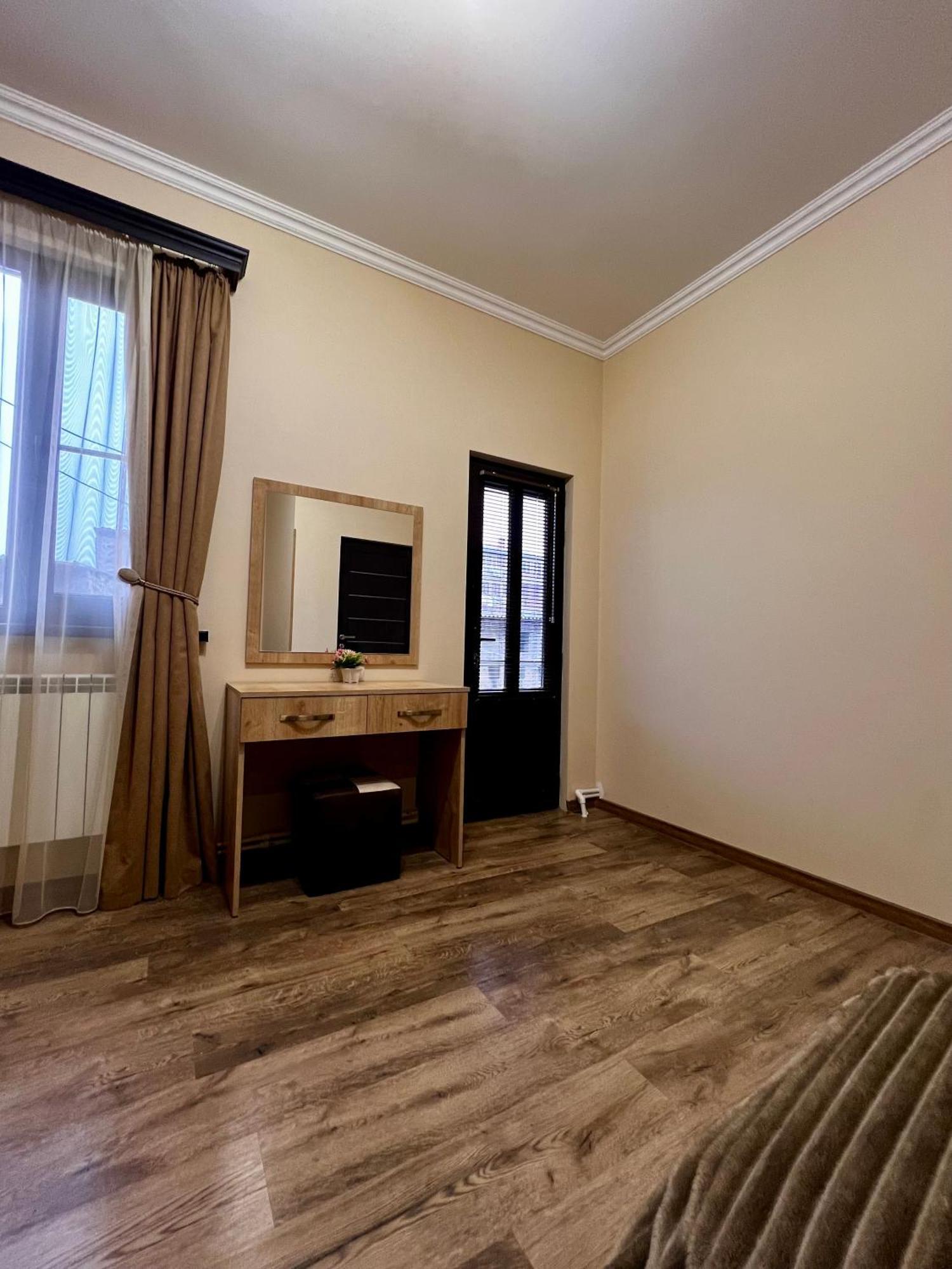 New , Comfortable 3 Bedroom House Jereván Kültér fotó