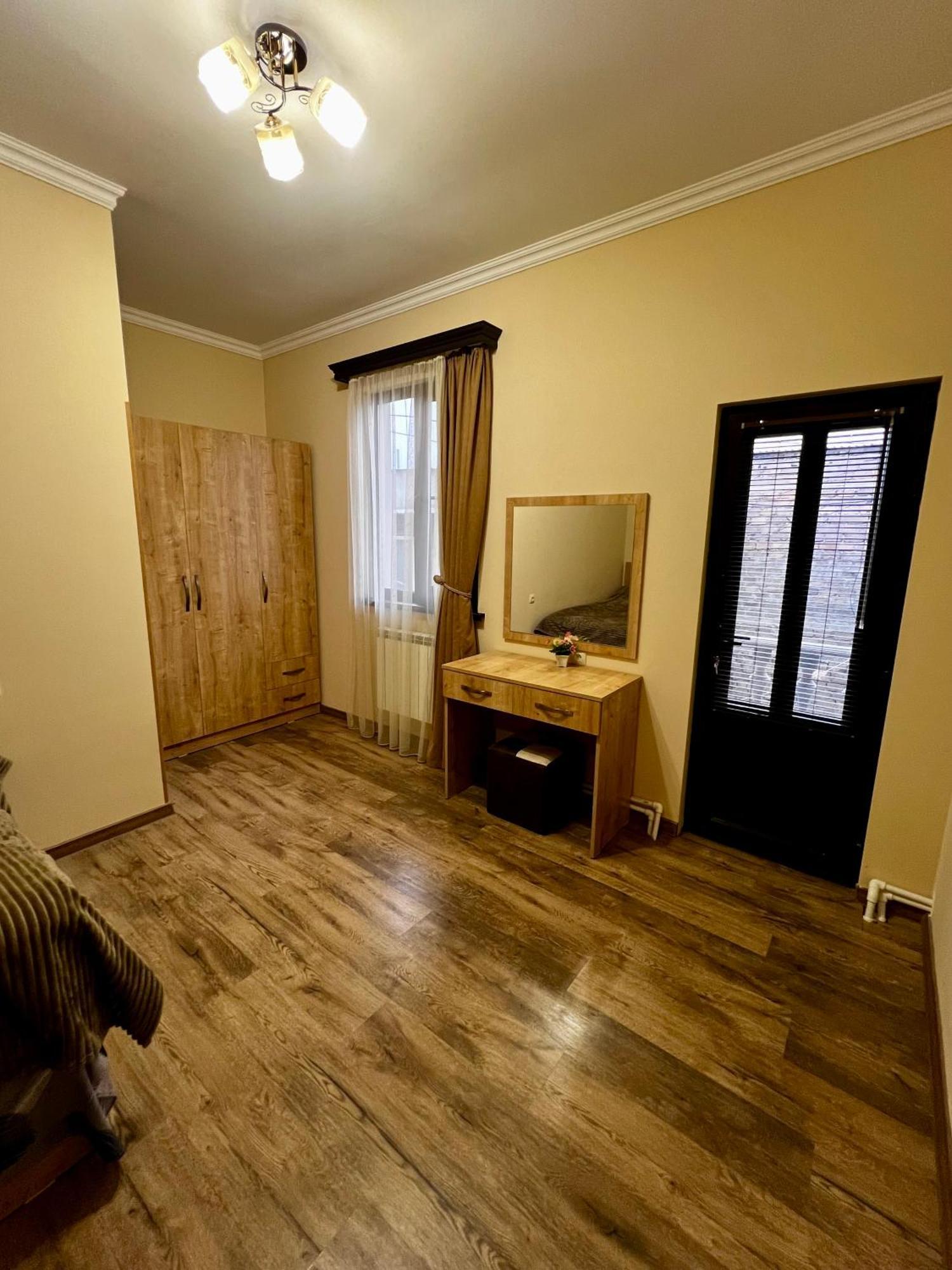 New , Comfortable 3 Bedroom House Jereván Kültér fotó